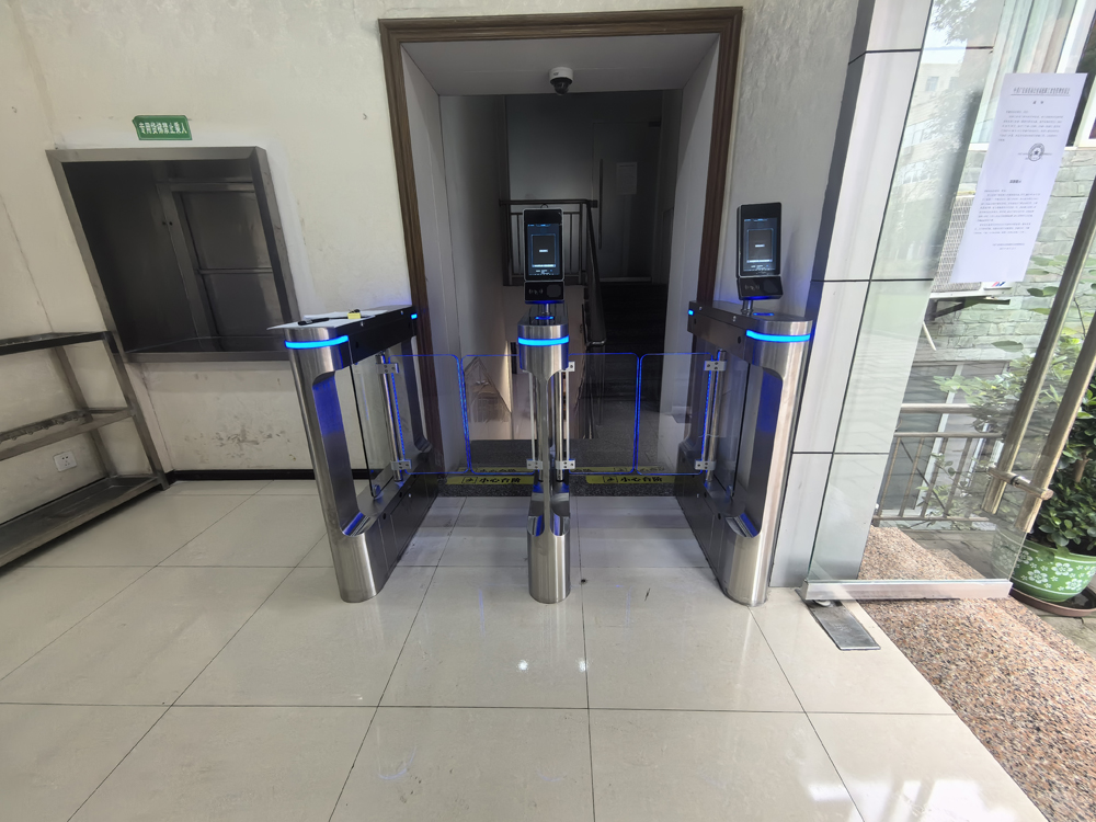 廣州某甲級寫字樓-上線鐵軍智能獵豹速通門閘機(jī)
