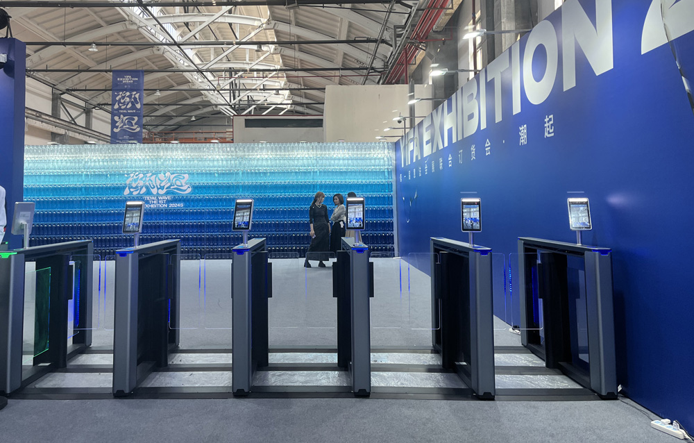 人行通道閘生產廠家對大家在選擇自己適合的閘機的幾點建議