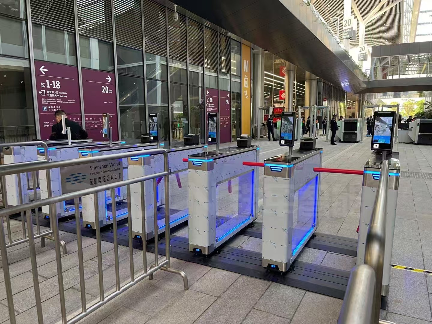 人臉識別掃碼閘機已在小區出入口廣泛應用