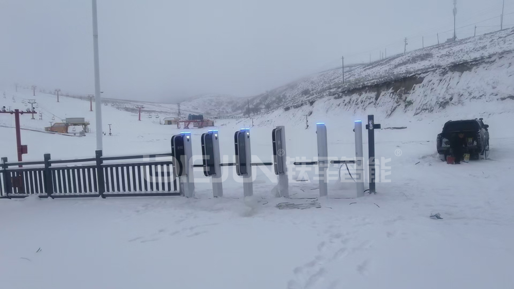 滑雪場通道閘機廠家哪個好？——鐵軍智能：專業定制，品質保障